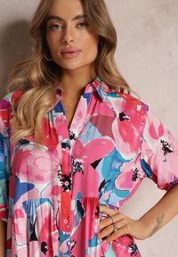 Renee - Różowa Koszulowa Sukienka Mini z Wiskozy z Falbaną na Dole Yalle. Kolor: różowy. Materiał: wiskoza. Wzór: kwiaty, kolorowy. Typ sukienki: koszulowe. Długość: mini