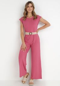 Born2be - Fuksjowy Kombinezon z Paskiem Thalaera. Kolor: różowy. Materiał: prążkowany, dzianina. Długość rękawa: krótki rękaw. Długość: krótkie. Wzór: jednolity. Sezon: lato. Styl: boho #1