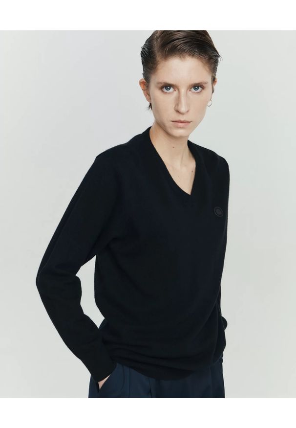 ANIA KUCZYŃSKA - Czarny wełniany sweter z kaszmirem Notte. Kolor: czarny. Materiał: wełna, kaszmir. Długość rękawa: długi rękaw. Długość: długie. Wzór: aplikacja