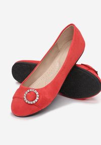 Born2be - Czerwone Balerinki Ocerinia. Nosek buta: okrągły. Zapięcie: klamry. Kolor: czerwony. Wzór: aplikacja, gładki. Styl: klasyczny, elegancki, glamour #3