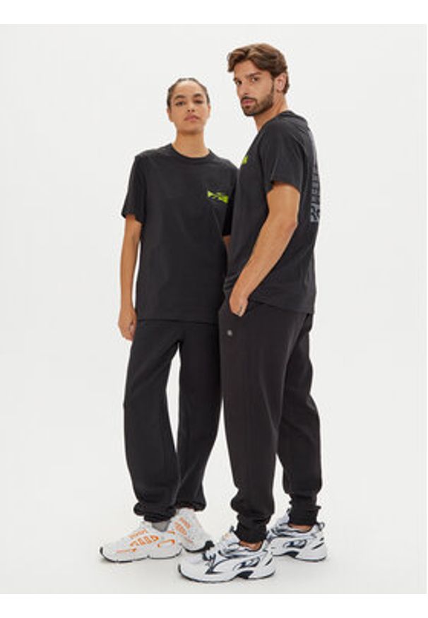 Reebok T-Shirt Unisex Not A Spectator 100075624 Czarny Relaxed Fit. Kolor: czarny. Materiał: bawełna