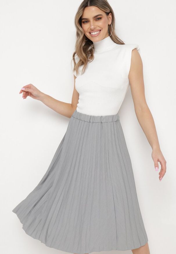 Born2be - Ciemnoszara Plisowana Spódnica Midi z Wyższym Stanem Isolara. Okazja: na co dzień, do pracy, na spotkanie biznesowe. Stan: podwyższony. Kolor: szary. Styl: biznesowy, casual, elegancki