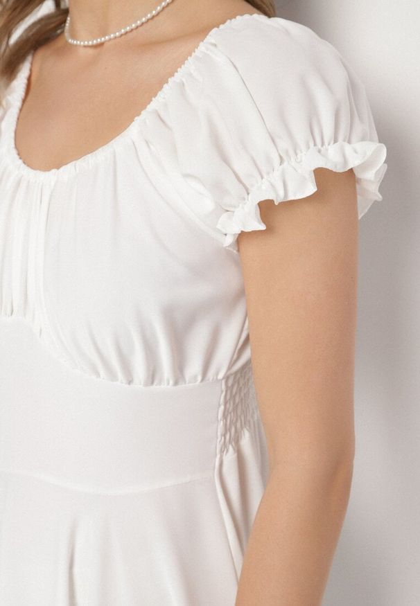 Born2be - Biała Sukienka z Bawełną Typu Hiszpanka z Ozdobnymi Bufkami Lunaleia. Okazja: na co dzień. Typ kołnierza: dekolt hiszpanka. Kolor: biały. Materiał: bawełna. Styl: klasyczny, casual, elegancki