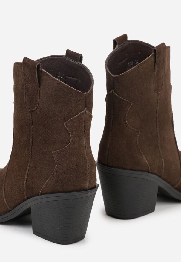 Born2be - Ciemnobrązowe Botki Kowbojki ze Skóry Naturalnej Zdobione Metalicznym Noskiem Saberra. Okazja: na co dzień. Kolor: brązowy. Materiał: skóra. Szerokość cholewki: normalna. Wzór: aplikacja. Obcas: na obcasie. Styl: casual, elegancki, klasyczny. Wysokość obcasa: średni