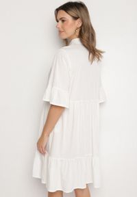 Born2be - Biała Sukienka Rozkloszowana z Wiskozą Ozdobiona Falbanami Eviriane. Okazja: na co dzień. Typ kołnierza: dekolt w serek. Kolor: biały. Materiał: wiskoza. Wzór: aplikacja. Typ sukienki: proste. Styl: casual #7