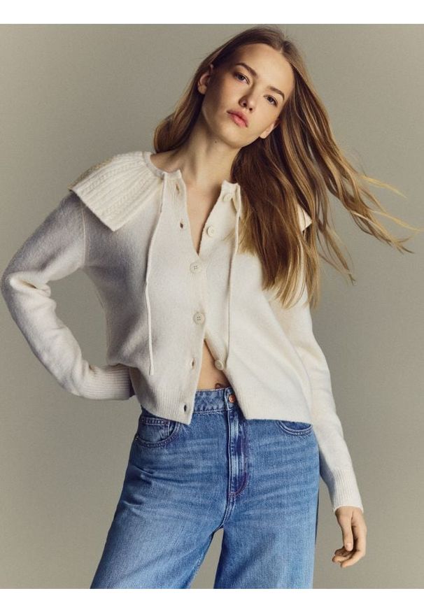 Reserved - Kardigan z kołnierzem - kremowy. Kolor: kremowy. Materiał: dzianina. Wzór: gładki