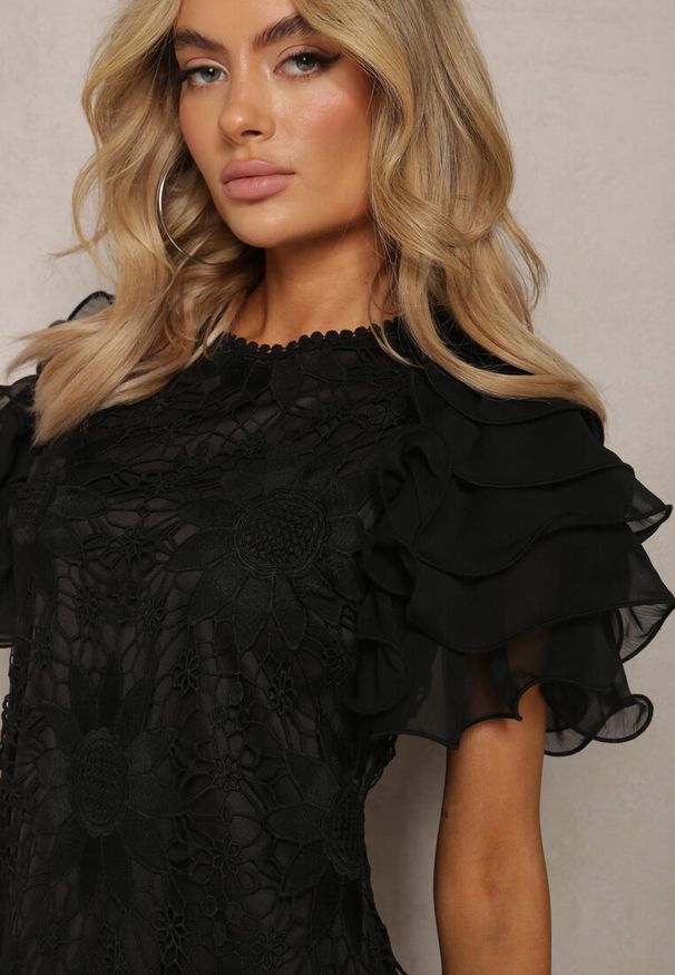 Renee - Czarna Sukienka Dopasowana Mini z Koronką i Falbankami Offiamea. Okazja: na imprezę, na co dzień. Typ kołnierza: kołnierz z falbankami. Kolor: czarny. Wzór: koronka. Typ sukienki: proste. Materiał: koronka. Długość rękawa: krótki rękaw. Styl: elegancki, casual. Długość: mini