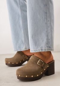 Renee - Zielone Klapki Chodaki na Słupku z Cholewką z Nitami i Paskiem z Klamerką Jinnor. Kolor: zielony. Materiał: zamsz. Wzór: ażurowy, haft. Sezon: lato. Obcas: na słupku. Styl: boho, rockowy. Wysokość obcasa: średni #8