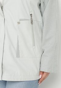 Born2be - Zielona Kurtka Wiatrówka z Odpinanym Kapturem i Ściągaczami Arseli. Okazja: na co dzień. Kolekcja: plus size. Kolor: zielony. Materiał: jeans, poliester, tkanina. Długość rękawa: długi rękaw. Długość: długie. Styl: casual, elegancki #7