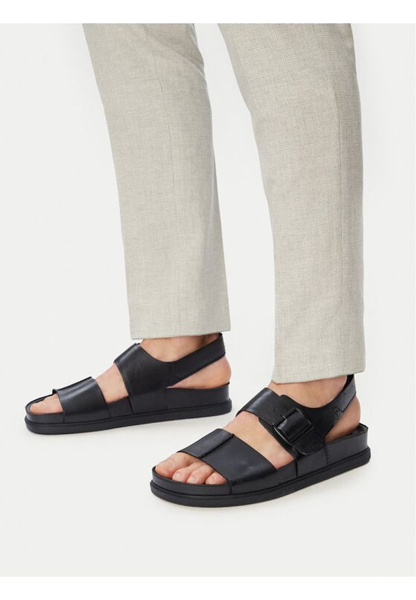 Clarks Sandały Torford Strap 26180896 Czarny. Kolor: czarny. Materiał: skóra