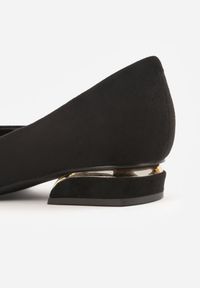 Renee - Czarne Czółenka Balerinki Vices z Noskiem w Szpic i Skórzaną Wkładką Falennea. Okazja: na co dzień. Nosek buta: szpiczasty. Kolor: czarny. Materiał: skóra. Wzór: aplikacja. Obcas: na obcasie. Styl: casual, elegancki, klasyczny. Wysokość obcasa: niski #6