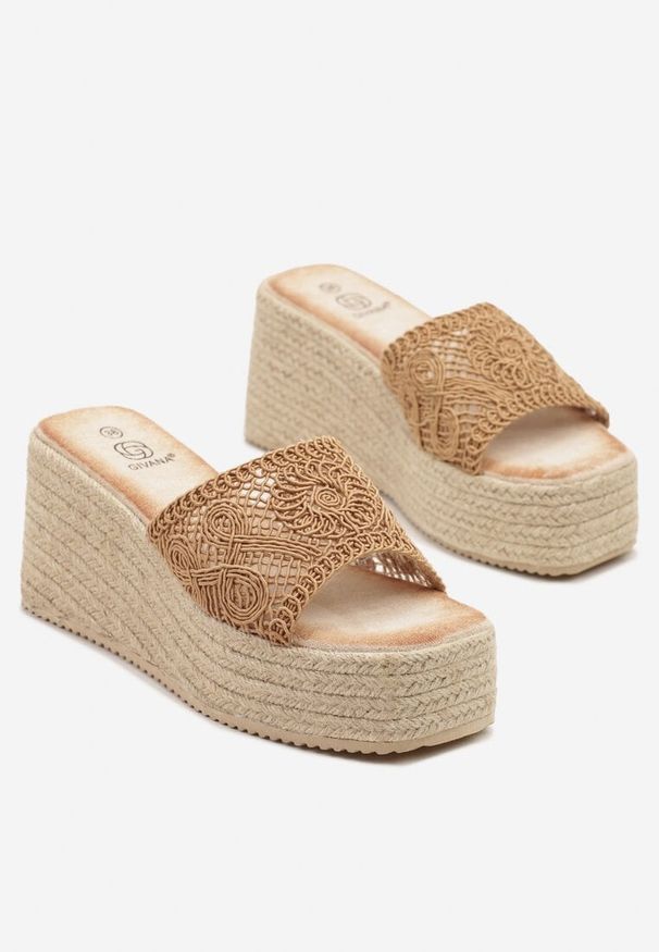 Born2be - Ciemnobeżowe Klapki na Plecionym Koturnie w Stylu Boho Sonadora. Okazja: na co dzień, na imprezę. Kolor: beżowy. Sezon: lato. Obcas: na koturnie. Styl: boho