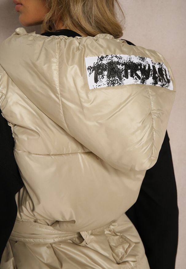 Renee - Beżowa Kamizelka Pikowana z Kapturem Ozdobiona Paskiem Erienni. Typ kołnierza: kaptur. Kolor: beżowy. Materiał: jeans. Wzór: aplikacja. Styl: sportowy, elegancki