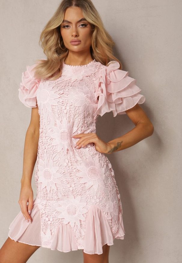 Renee - Różowa Sukienka Dopasowana Mini z Koronką i Falbankami Offiamea. Okazja: na co dzień, na imprezę. Typ kołnierza: kołnierz z falbankami. Kolor: różowy. Wzór: koronka. Typ sukienki: proste. Materiał: koronka. Długość rękawa: krótki rękaw. Styl: casual, elegancki. Długość: mini