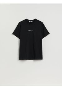 Reserved - T-shirt regular fit z nadrukiem - czarny. Kolor: czarny. Materiał: dzianina, bawełna. Wzór: nadruk #1