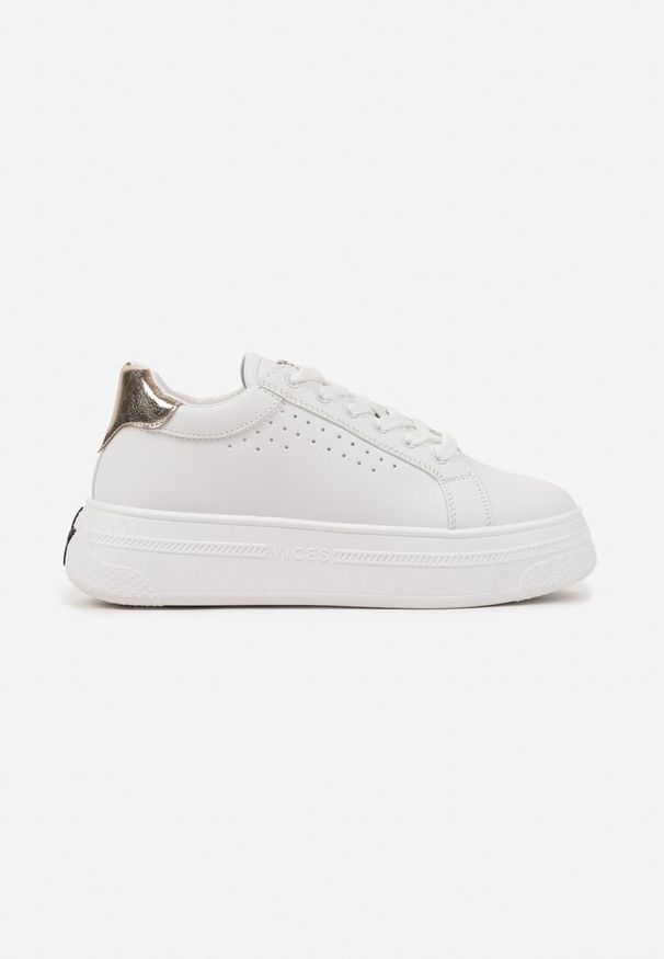 Renee - Biało-Złote Sneakersy Vices na Platformie Ozdobione Napisem i Perforacją Nonaritha. Okazja: na co dzień. Zapięcie: sznurówki. Kolor: biały. Materiał: jeans. Wzór: aplikacja, napisy. Obcas: na platformie