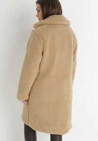 Born2be - Beżowy Płaszcz Futrzany Teddy Gavi. Okazja: na co dzień, na spacer. Kolor: beżowy. Materiał: futro. Sezon: zima. Styl: klasyczny, casual, elegancki #6