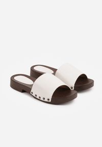 Born2be - Białe Klapki w Klasycznym Stylu z Nitami Talove. Okazja: na co dzień. Kolor: biały. Styl: klasyczny #5