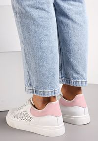 Renee - Biało-Różowe Sznurowane Sneakersy z Cholewką przed Kostkę i Okrągłym Noskiem Oberena. Nosek buta: okrągły. Zapięcie: sznurówki. Kolor: różowy, biały. Szerokość cholewki: normalna. Wysokość cholewki: przed kostkę. Materiał: materiał. Sezon: wiosna, jesień. Obcas: na obcasie. Wysokość obcasa: niski