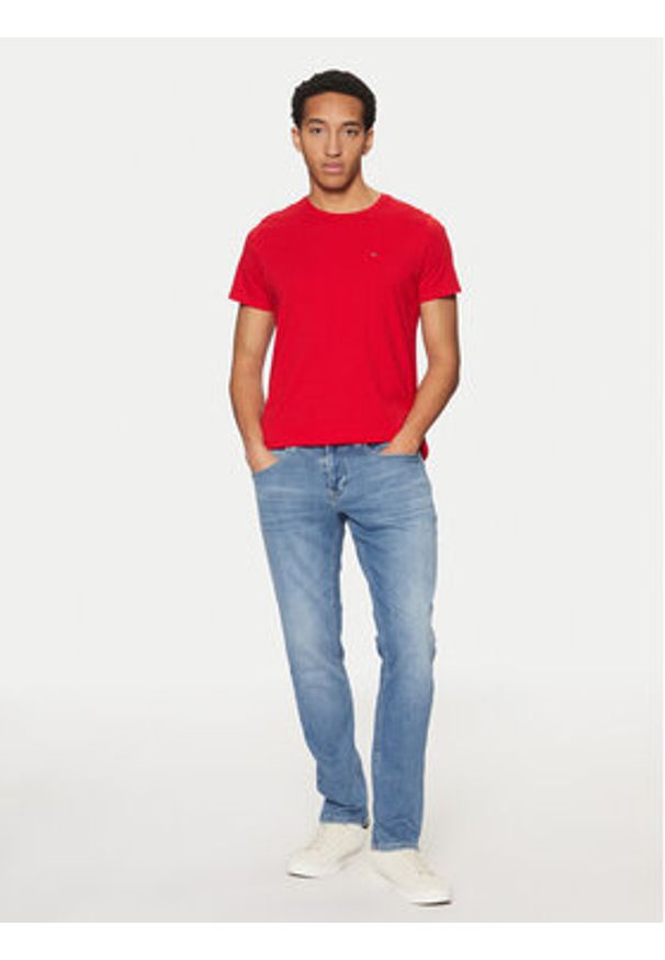 Tommy Jeans T-Shirt DM0DM04411 Czerwony Slim Fit. Kolor: czerwony. Materiał: bawełna