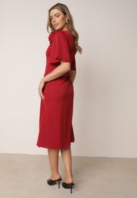 Born2be - Czerwona Koktajlowa Sukienka VICES ze Zwiewnymi Rękawami i Kwiatową Aplikacją 3D Talilia. Okazja: na wesele, na ślub cywilny, na imprezę. Kolor: czerwony. Wzór: aplikacja, kwiaty. Styl: wizytowy #6