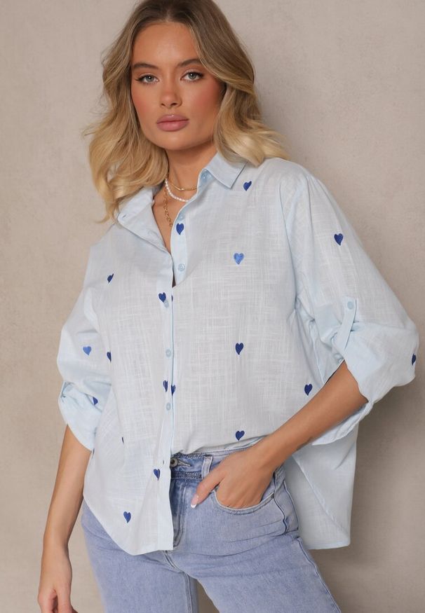 Renee - Jasnoniebieska Bawełniana Koszula w Serca Elearose. Okazja: na co dzień. Kolor: niebieski. Materiał: bawełna. Długość: długie. Styl: elegancki, casual, klasyczny