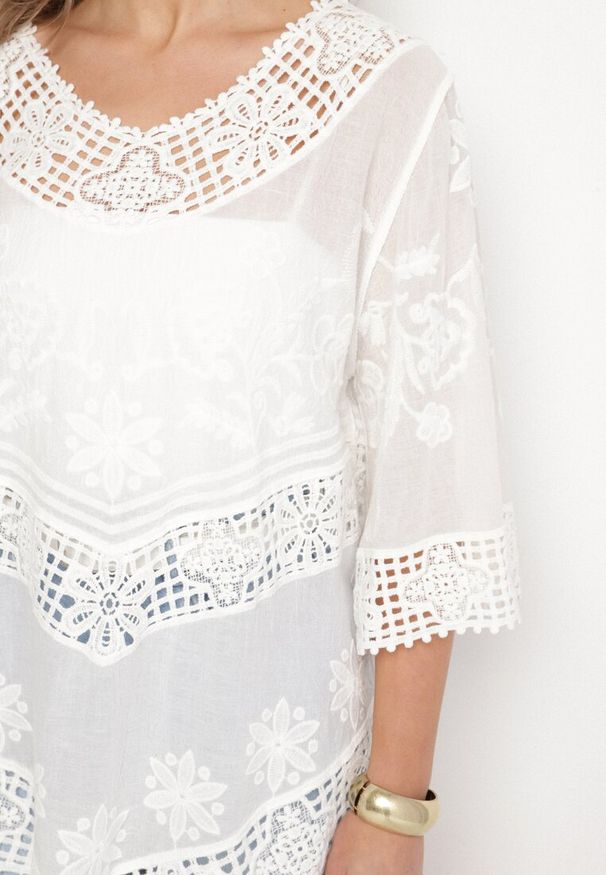 Born2be - Biała Bawełniana Bluzka Oversize w Stylu Boho z Haftem i Koroną Maivienne. Okazja: na co dzień. Typ kołnierza: dekolt w serek. Kolor: biały. Długość: krótkie. Wzór: haft. Materiał: bawełna. Długość rękawa: krótki rękaw. Sezon: lato, wiosna. Styl: boho