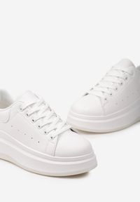 Born2be - Białe Sneakersy z Ekoskóry na Platformie ze Sznurowaniem Telretia. Kolor: biały. Obcas: na platformie #5