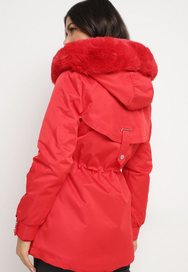 Born2be - Czerwona Kurtka Parka z Odpinanym Futerkowym Obszyciem przy Kapturze Inelithrae. Okazja: na co dzień. Typ kołnierza: golf. Kolor: czerwony. Materiał: jeans. Sezon: zima. Styl: casual, elegancki, klasyczny