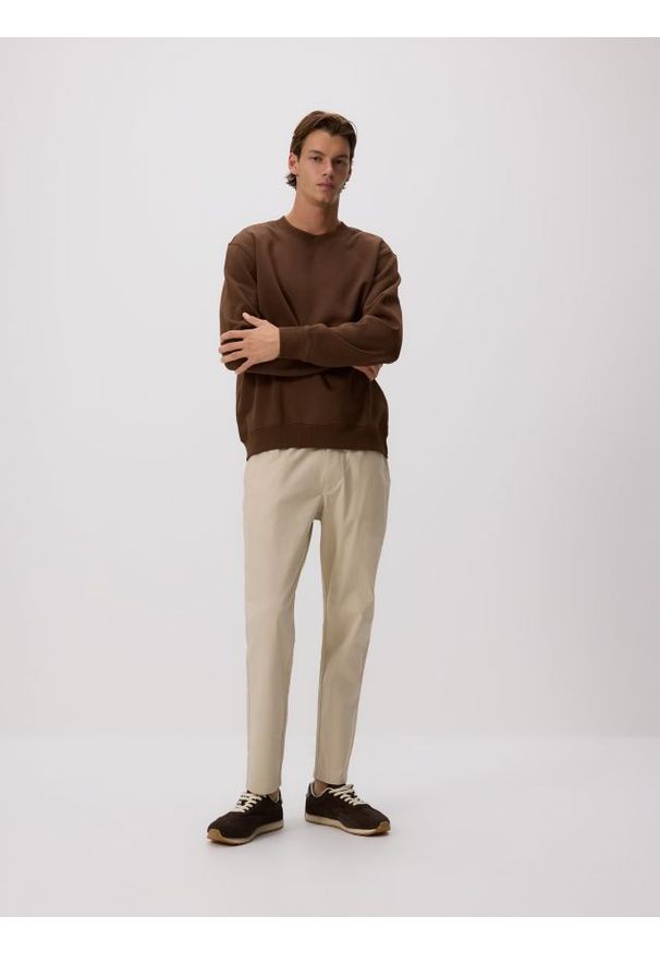 Reserved - Spodnie jogger slim - złamana biel. Materiał: tkanina, bawełna