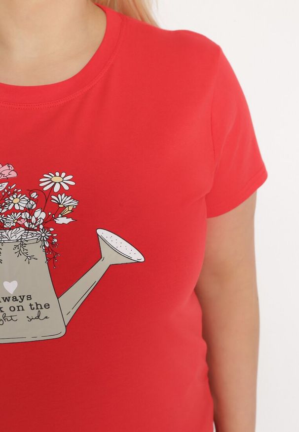 Born2be - Czerwony Bawełniany T-shirt z Ozdobnym Nadrukiem Littana. Okazja: na co dzień. Kolor: czerwony. Materiał: bawełna. Wzór: nadruk. Sezon: wiosna, lato. Styl: klasyczny, casual