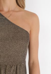 Born2be - Złota Asymetryczna Sukienka Maxi z Rozkloszowanym Dołem i Wycięciem z Brokatem Acaisa. Kolor: złoty. Materiał: wiskoza, materiał. Typ sukienki: asymetryczne. Długość: maxi #3