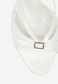 Renee - Białe Klapki na Szpilce z Paskami Klamerką i Lakierowanym Połyskiem Urneiros. Kolor: biały. Materiał: lakier. Wzór: aplikacja. Obcas: na szpilce. Styl: elegancki #6