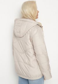 Born2be - Beżowa Kurtka Pikowana z Kapturem Karbia. Okazja: na co dzień. Typ kołnierza: kaptur. Kolekcja: plus size. Kolor: beżowy. Styl: casual, elegancki #4
