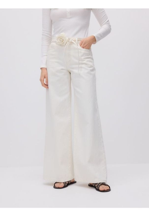 Reserved - Jeansy wide leg z ozdobną różą - złamana biel