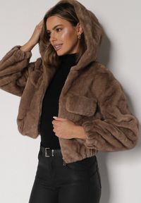 Born2be - Jasnobrązowa Futrzana Kurtka Bomberka z Kapturem i Ozdobną Imitacją Kieszeni Awedalia. Okazja: na co dzień. Typ kołnierza: kaptur. Kolor: brązowy. Materiał: futro. Wzór: aplikacja. Styl: klasyczny, casual, elegancki #7