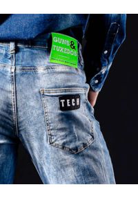 GUNS & TUXEDOS - Jasnoniebieskie spodnie jeansowe Hellblauer Pass. Kolor: niebieski. Wzór: aplikacja