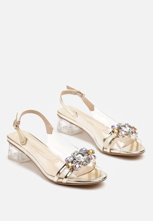 Born2be - Złote Transparentne Sandały na Obcasie Ozdobione Cyrkoniami Senanira. Okazja: na co dzień. Zapięcie: sprzączka. Kolor: złoty. Materiał: jeans. Wzór: aplikacja. Obcas: na obcasie. Styl: casual, elegancki. Wysokość obcasa: średni