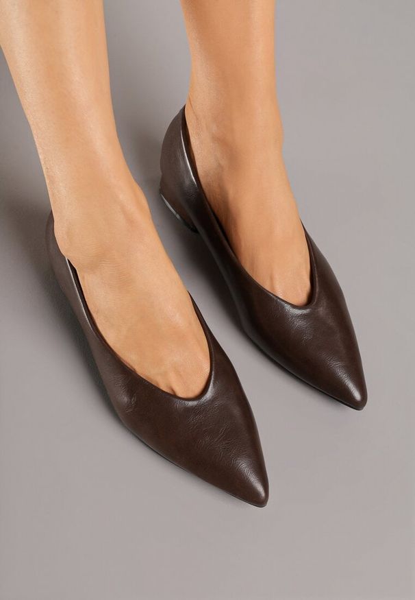 Renee - Ciemnobrązowe Czółenka Vices na Obcasie Typu Słupek ze Skórzaną Wkładką Rilomena. Okazja: na spotkanie biznesowe. Kolor: brązowy. Materiał: skóra. Obcas: na obcasie. Styl: biznesowy, klasyczny. Wysokość obcasa: średni