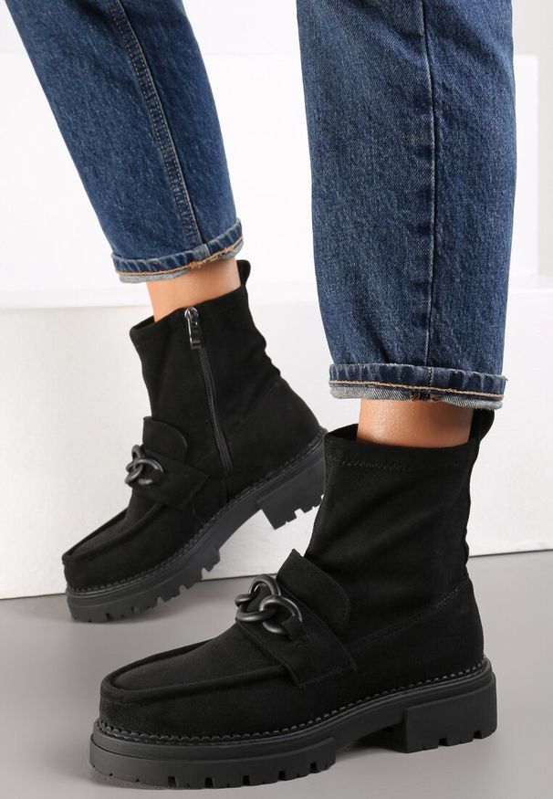Renee - Czarne Botki z Łańcuchem na Grubej Podeszwie Miceze. Okazja: na co dzień. Kolor: czarny. Materiał: jeans. Wzór: aplikacja. Styl: casual, elegancki