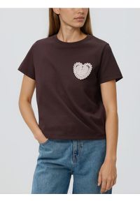 Reserved - T-shirt z haftowaną aplikacją - ciemnobrązowy. Kolor: brązowy. Materiał: dzianina, bawełna. Wzór: aplikacja, haft #1