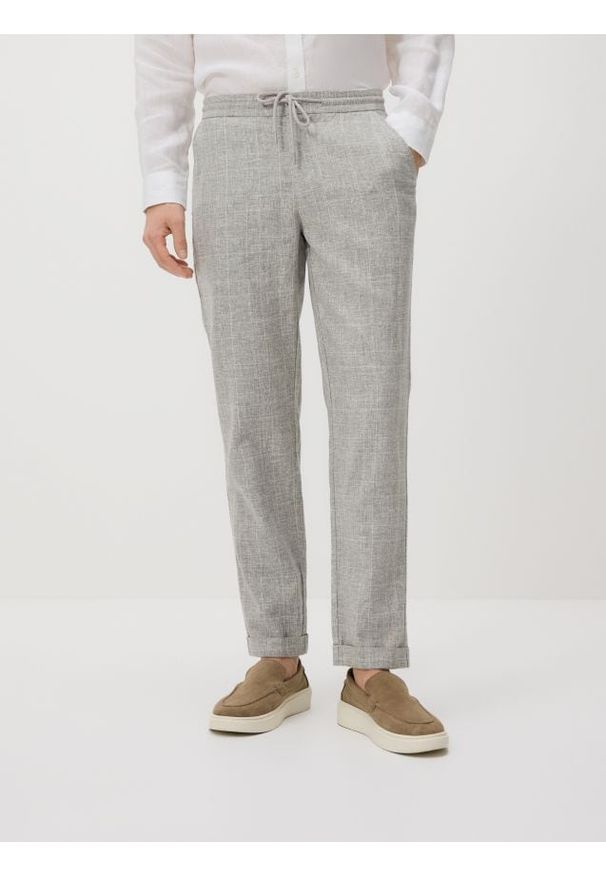 Reserved - Spodnie carrot z lnem - jasnoszary. Kolor: szary. Materiał: len