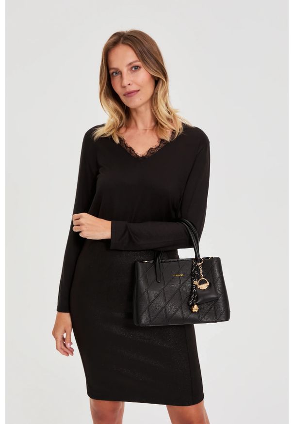 MOODO - Torebka z brelokiem czarna. Kolor: czarny. Dodatki: z breloczkiem