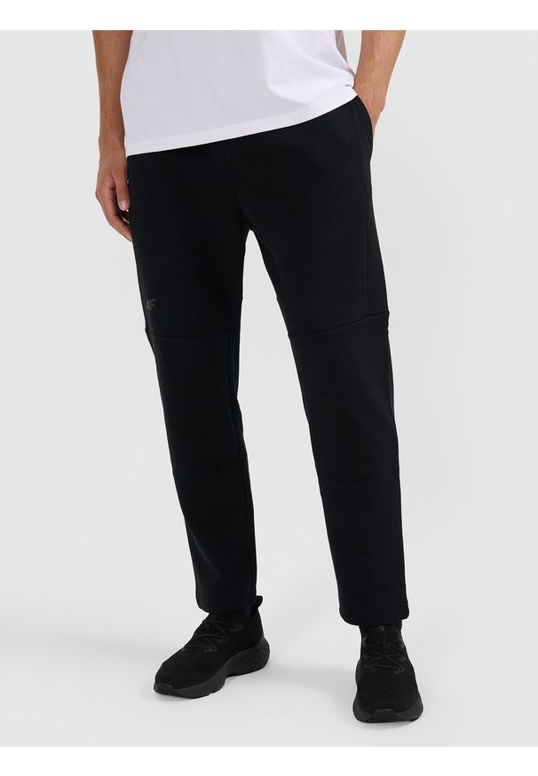 4f - 4F Spodnie dresowe męskie - czarne S. Kolor: czarny. Materiał: dresówka