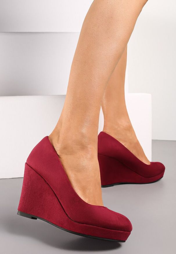 Renee - Bordowe Czółenka na Koturnie z Ekozamszu Enicoria. Okazja: na co dzień. Kolor: czerwony. Obcas: na koturnie. Styl: elegancki, casual