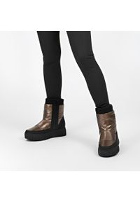 Brązowe Metaliczne Śniegowce Marco Tozzi Modne Obuwie Damskie. Okazja: na spacer. Kolor: brązowy. Szerokość cholewki: normalna. Sezon: zima. Styl: sportowy #1