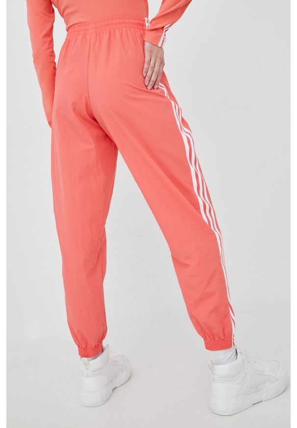 adidas Originals spodnie dresowe Adicolor damskie kolor różowy z aplikacją. Kolor: różowy. Materiał: dresówka. Wzór: aplikacja