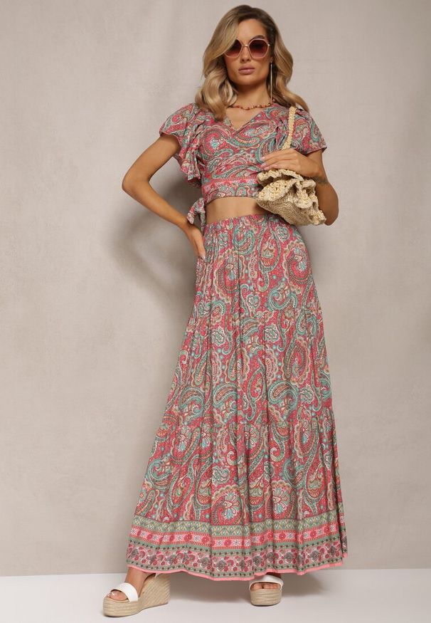 Renee - Różowy Wiskozowy Komplet 2-Częściowy w Print Paisley Długa Spódnica i Kopertowy Top Aeodosia. Kolor: różowy. Materiał: wiskoza. Wzór: paisley, nadruk