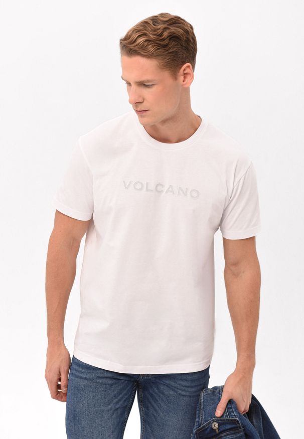 Volcano - Biała koszulka, Comfort Fit, T-BRAND. Kolor: biały. Materiał: bawełna, materiał. Długość rękawa: krótki rękaw. Długość: krótkie. Wzór: napisy, gładki. Styl: sportowy