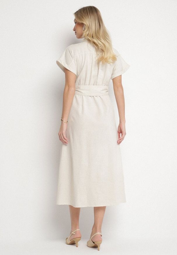 Born2be - Jasnobeżowa Bawełniana Sukienka Koszulowa na Krótki Rękaw z Dodatkowym Paskiem Callira. Okazja: na co dzień, na spacer. Kolor: beżowy. Materiał: bawełna. Długość rękawa: krótki rękaw. Typ sukienki: koszulowe. Styl: casual, elegancki